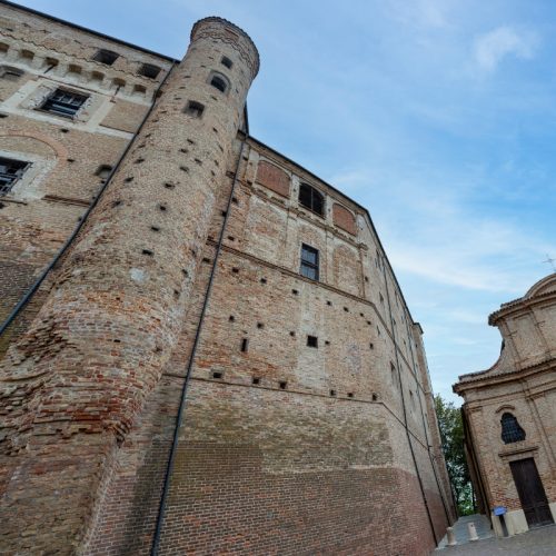 GUIDED TOUR AND TRADITIONAL PIEDMONTESE LUNCH AT THE CASTLE OF RODDI